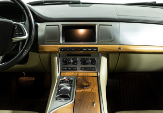 Подержанный автомобиль Jaguar XF Sedan 2015 года (14 фото)