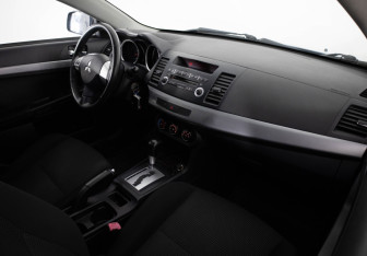 Подержанный автомобиль Mitsubishi Lancer Sedan 2010 года (15 фото)