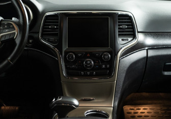 Подержанный автомобиль Jeep Grand Cherokee 2015 года (14 фото)