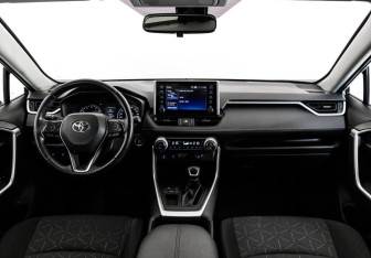 Подержанный автомобиль Toyota RAV4 2020 года (13 фото)