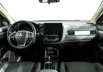 Подержанный автомобиль Mitsubishi Outlander 2014 года (13 фото)
