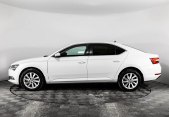 Подержанный автомобиль Skoda Superb Liftback 2019 года (8 фото)