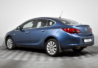 Подержанный автомобиль Opel Astra Sedan 2013 года (7 фото)