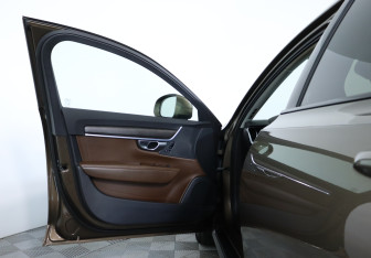 Подержанный автомобиль Volvo V90 Cross Country 2017 года (11 фото)