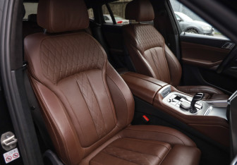 Подержанный автомобиль BMW X6 2021 года (31 фото)
