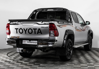 Подержанный автомобиль Toyota Hilux 2022 года (5 фото)