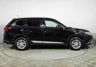 Подержанный автомобиль Mitsubishi Outlander 2015 года (4 фото)