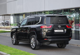 Подержанный автомобиль Toyota Land Cruiser Suv 2022 года (8 фото)