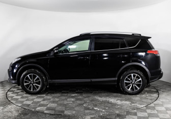 Подержанный автомобиль Toyota RAV4 2018 года (8 фото)