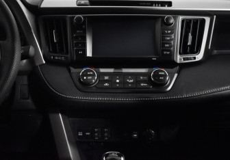 Подержанный автомобиль Toyota RAV4 2017 года (13 фото)