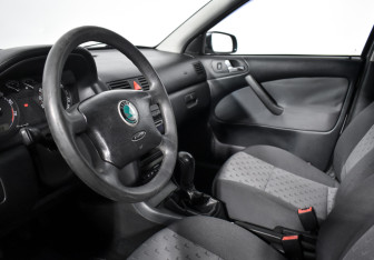 Подержанный автомобиль Skoda Octavia Liftback 2009 года (9 фото)