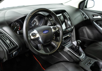 Подержанный автомобиль Ford Focus Sedan 2012 года (11 фото)