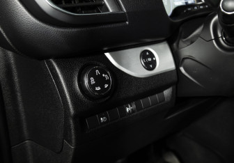 Подержанный автомобиль Peugeot Traveller 2019 года (20 фото)