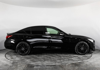 Подержанный автомобиль Infiniti Q50 2017 года (7 фото)
