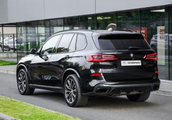 Подержанный автомобиль BMW X5 2019 года (8 фото)