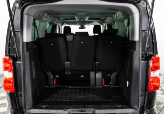 Подержанный автомобиль Peugeot Traveller 2019 года (25 фото)