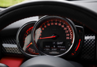 Подержанный автомобиль MINI Hatch 2020 года (15 фото)