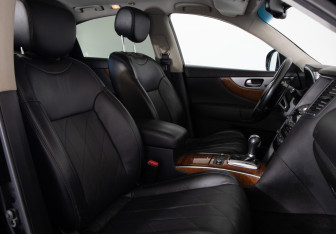 Подержанный автомобиль Infiniti QX70 2014 года (11 фото)
