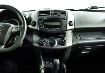 Подержанный автомобиль Toyota RAV4 2010 года (14 фото)