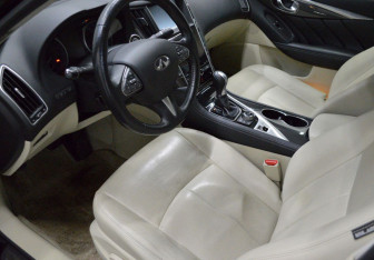 Подержанный автомобиль Infiniti Q50 2015 года (10 фото)