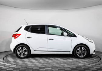 Подержанный автомобиль Kia Venga 2015 года (4 фото)