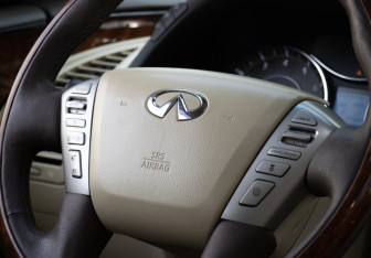 Подержанный автомобиль Infiniti QX80 2015 года (16 фото)