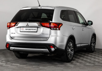 Подержанный автомобиль Mitsubishi Outlander 2015 года (5 фото)