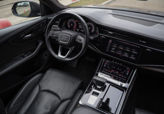 Подержанный автомобиль Audi Q8 2019 года (10 фото)