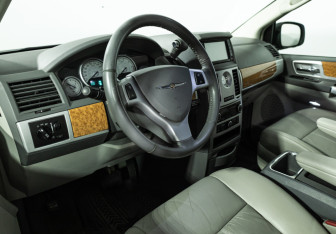 Подержанный автомобиль Chrysler Voyager 2008 года (11 фото)