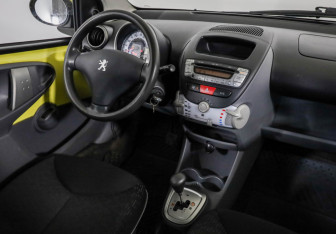Подержанный автомобиль Peugeot 107 2010 года (9 фото)