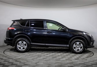 Подержанный автомобиль Toyota RAV4 2015 года (5 фото)