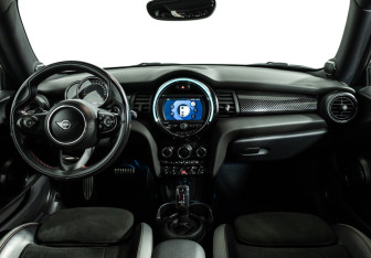 Подержанный автомобиль MINI Hatch 2019 года (13 фото)