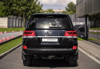 Подержанный автомобиль Toyota Land Cruiser Suv 2016 года (7 фото)