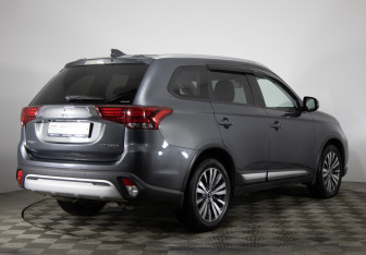 Подержанный автомобиль Mitsubishi Outlander 2019 года (5 фото)