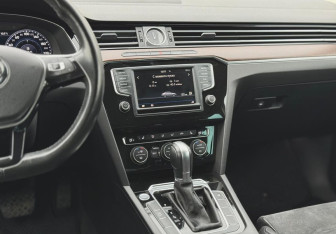Подержанный автомобиль Volkswagen Passat Sedan 2017 года (14 фото)