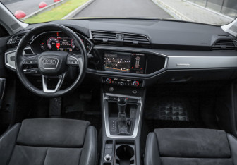 Подержанный автомобиль Audi Q3 2019 года (12 фото)