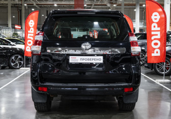 Подержанный автомобиль Toyota Land Cruiser Prado 2013 года (7 фото)