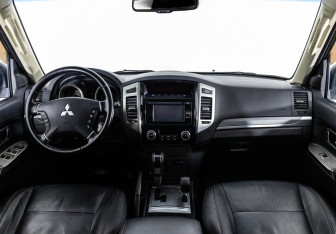 Подержанный автомобиль Mitsubishi Pajero 2014 года (11 фото)