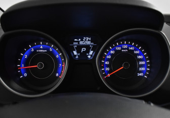 Подержанный автомобиль Hyundai Elantra Sedan 2012 года (20 фото)