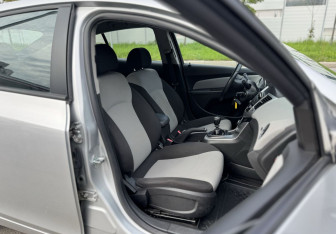 Подержанный автомобиль Chevrolet Cruze Hatchback 2012 года (15 фото)