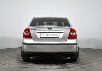 Подержанный автомобиль Ford Focus Sedan 2007 года (6 фото)