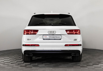 Подержанный автомобиль Audi Q7 2016 года (6 фото)