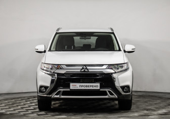Подержанный автомобиль Mitsubishi Outlander 2019 года (2 фото)