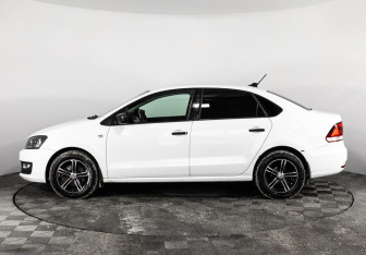 Подержанный автомобиль Volkswagen Polo Sedan 2017 года (8 фото)