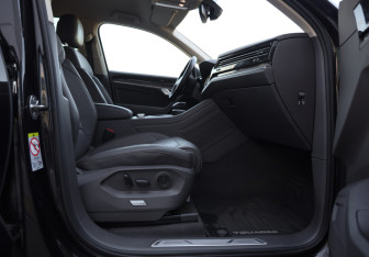 Подержанный автомобиль Volkswagen Touareg 2021 года (28 фото)
