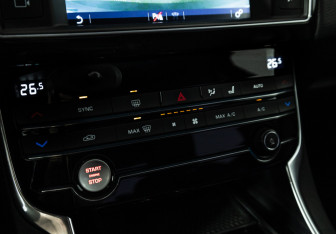 Подержанный автомобиль Jaguar XE 2016 года (15 фото)