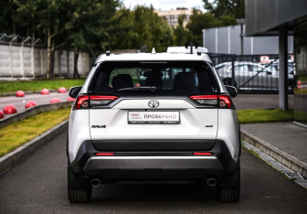 Подержанный автомобиль Toyota RAV4 2022 года (7 фото)