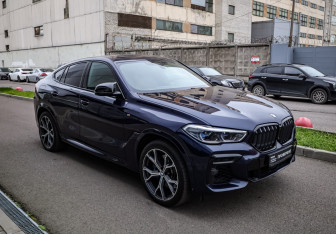 Подержанный автомобиль BMW X6 2021 года (3 фото)
