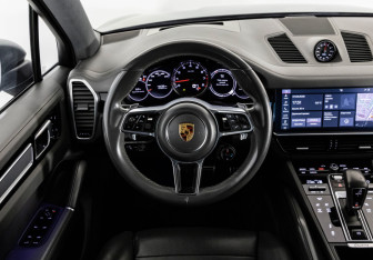 Подержанный автомобиль Porsche Cayenne 2018 года (15 фото)
