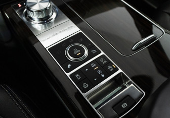 Подержанный автомобиль Land Rover Range Rover 2015 года (21 фото)